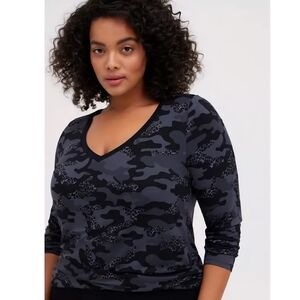 Torrid Women's Super Soft Knit Black Gray Camo Print V-Neck Shirt Size 1X.
